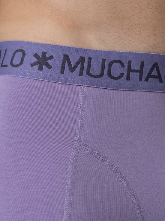 Detail van een paarse boxslip met 'MUCHACHOMALO' logo-band en stiksels.