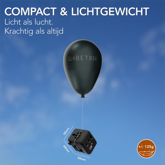 Zwarte, compacte reisadapter van GlobeTrek met afmetingen (55x64x55mm), hangend aan een donkere ballon tegen een blauwe hemel. Gewicht +/- 125g.
