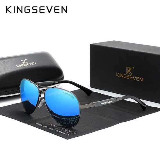 Klassieke pilotenzonnebril met zwart-metalen frame en spiegelende blauwe glazen. Inclusief etui en doos met KINGSEVEN logo.
