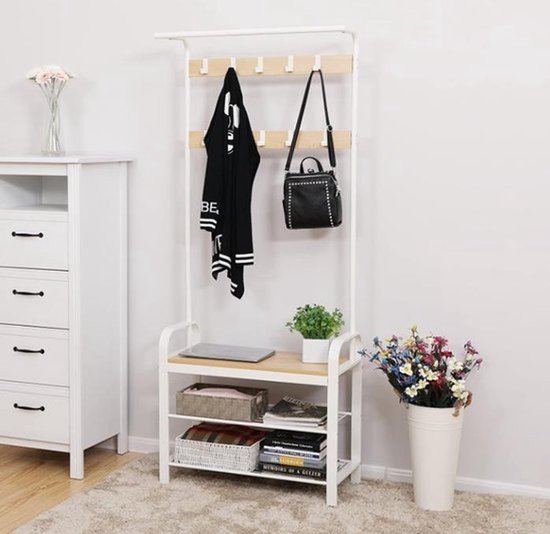 Witte kapstok met houten zitting en 2 schoenenrekken. Met jas, tas en plant.