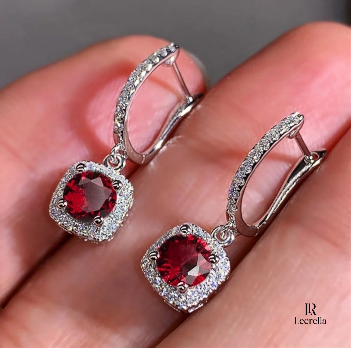 Leerella Zilverkleurig-Rood Luxe Zirconia Druppel Dames Oorbellen - Hoogwaardig RVS met Kleurvarianten - Elegante Hang Oorbellen met Stralende Stenen