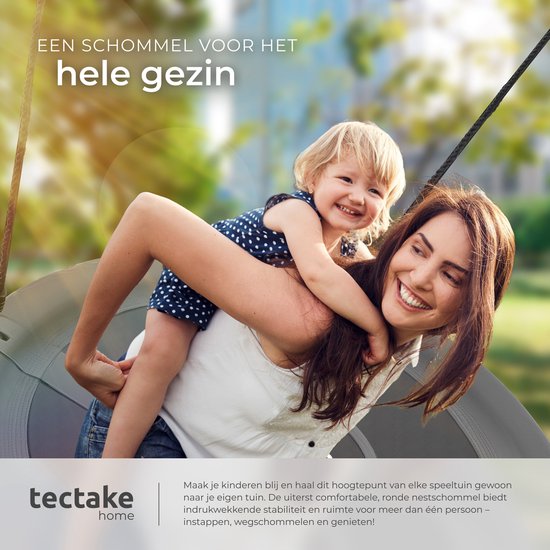 Vrouw en kind met glimlach op een grijze nestschommel in een zonnige tuin.