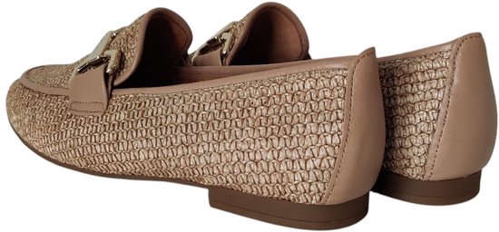 Zijprofiel van beige Gabor instappers met gevlochten structuur en leren details.