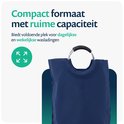 Donkerblauwe wasmand met aluminium handgrepen en de tekst 'LAUNDRY'.