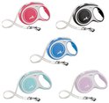 Cinq laisses Flexi Comfort en rose, noir, bleu, bleu clair et violet.