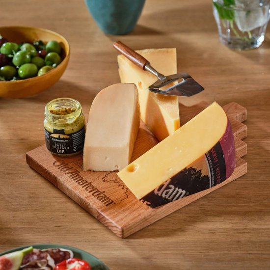 Gouden kaasplank van Old Amsterdam met drie soorten kaas, een potje mosterd en een kaasmes.