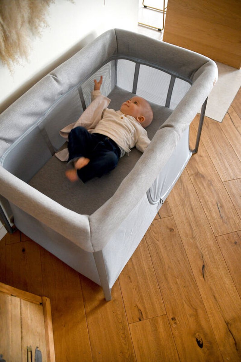 Béaba Eazy Sleep 3-in-1 Reisbed - Campingbedje, Wieg en Speelbox in Eén - Van de Geboorte tot 3 Jaar - Ademende Mesh Zijwanden en Zijopening met Rits - Inclusief 2 Matrassen en Transporttas - Lichtgewicht 6,8 kg - Grijs thumbnail 4
