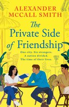 Boekomslag 'The Private Side of Friendship' van Alexander McCall Smith met drie mensen aan een tafel