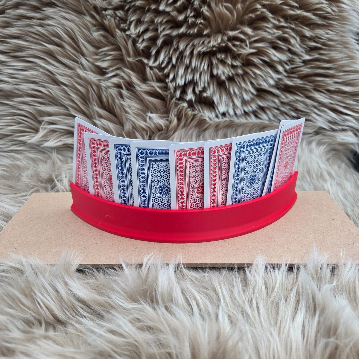 Speelkaartenhouder Rood – Kaartenhouder voor Kaartspellen – Kaartenstandaard voor Kinderen en Senioren – Ergonomische Kaartenhouder – Praktische Kaartenstandaard – Gebogen Kaartenstandaard – Voor Kinderen & Senioren – Handig