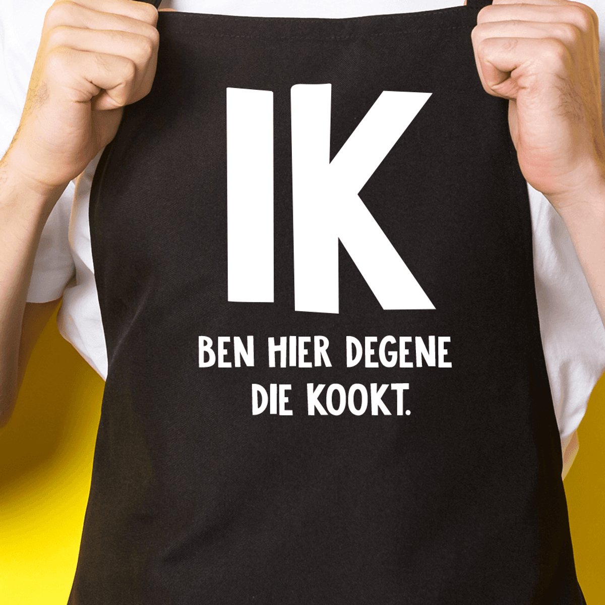 Zwart keukenschort / BBQ-schort met tekst | IK! ben hier degene die kookt | Katoen - One size - Verstelbaar - Wasbaar - Cadeau voor hem - Vaderdag - Gratis verzending - Cadeau voor Kerst & sinterklaas | Incl. 2 jaar garantie