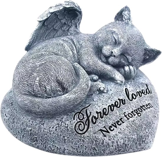 Statue de chat ange grise, dormant sur une pierre en forme de cœur. "Forever loved, Never forgotten".