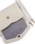 Open crèmekleurige lederen clutch met goudkleurige sluiting en afneembare bandjes.