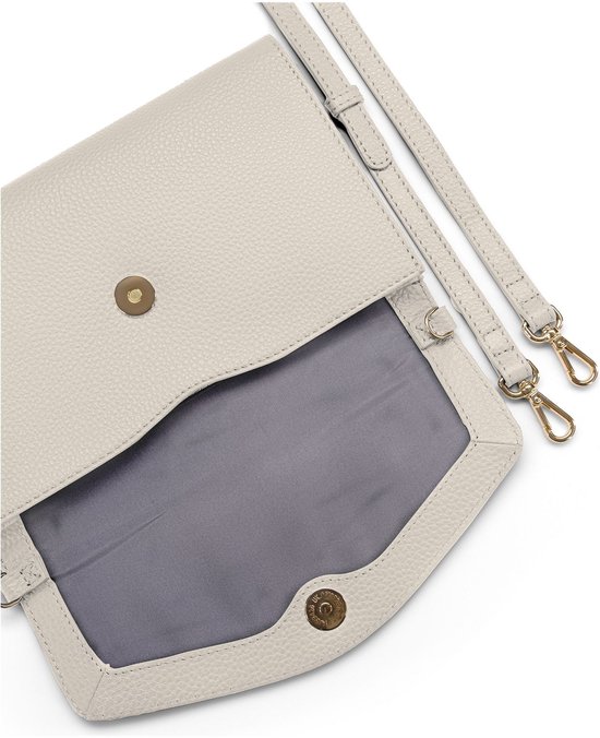 Open crèmekleurige lederen clutch met goudkleurige sluiting en afneembare bandjes.
