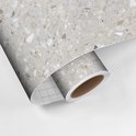 Rol behang in grijs en wit terrazzo-patroon, met rasterpatroon op de achterkant.