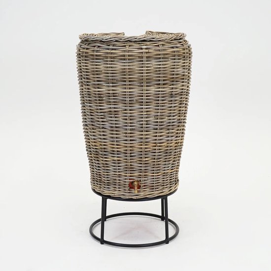 Grijze rotan regenton op een zwart metalen onderstel met een kraantje.