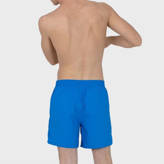 Homme de dos, portant un short de bain bleu.
