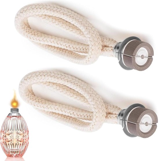 Twee beige, gevlochten lonten met metalen accessoires. Links een brandende roze geurlamp.