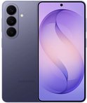 Paarse Samsung Galaxy S26 smartphone, voorkant toont paars-witte achtergrond met golvend patroon. Achterkant met drie camera's.