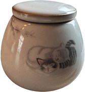 Keramieken urn met deksel, versierd met een schattige tekening van twee slapende katten en takjes.