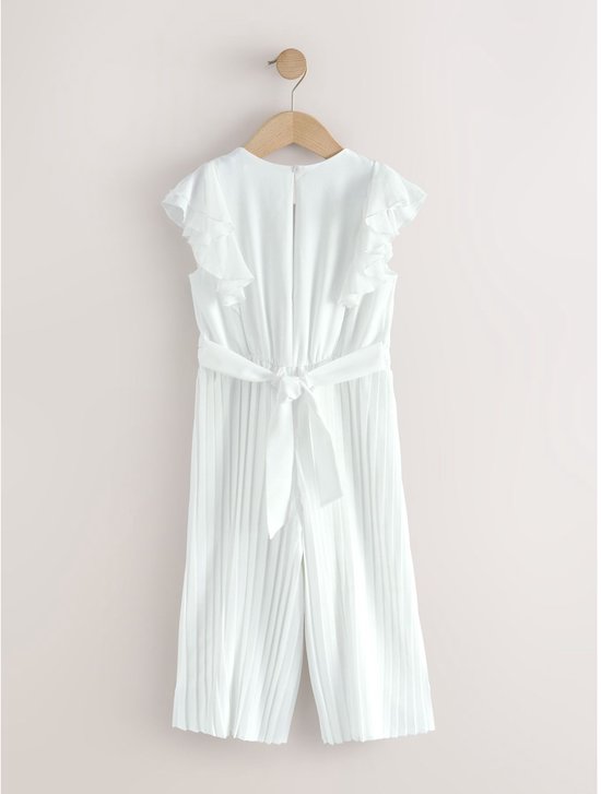 Witte jumpsuit met ruches op de mouwen, strikceintuur en geplooide pijpen.