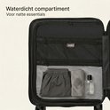 Binnenzijde van een donkerblauwe koffer met waterdicht compartiment voor natte kleding en toiletartikelen.