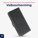 Gesloten zwart lederen telefoonhoesje met magneetsluiting.