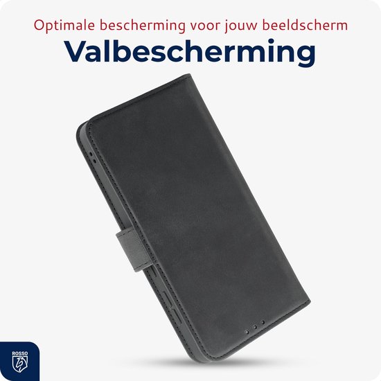 Gesloten zwart lederen telefoonhoesje met magneetsluiting.