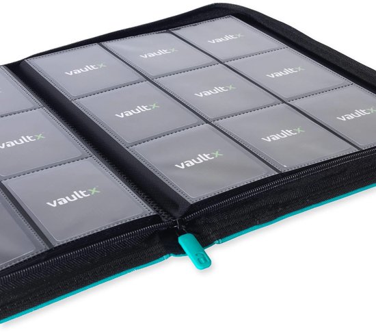 Blauwgroene Vault X binder met 12 pagina's met elk 9 vakjes voor kaarten, ritssluiting. Totaal 108 vakjes zichtbaar.