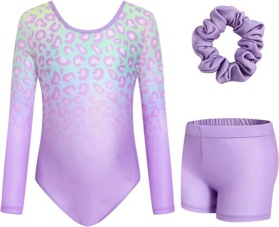 Paars turnpakje met lange mouwen, paarse korte broek en paars scrunchie met glitter. Luipaardprint bovenaan.