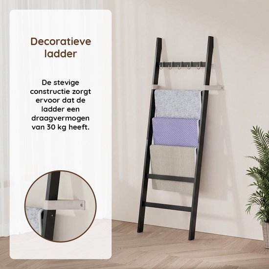 Zwarte decoratieve ladder met 4 sporten en 5 haken, met textiel erop.