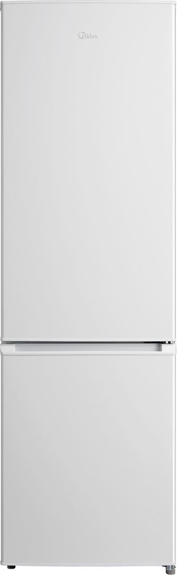 Witte Midea koel-vriescombinatie met het logo op de bovenste deur.