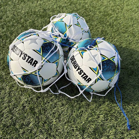 Drie witte DerbyStar voetbalen met blauwe en gele sterpatronen, in een wit net met blauwe koorden.