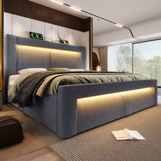Grijs tweepersoonsbed met gebogen hoofdeinde en geïntegreerde LED-verlichting, bedframe met opbergruimte en zichtbare USB-poorten.