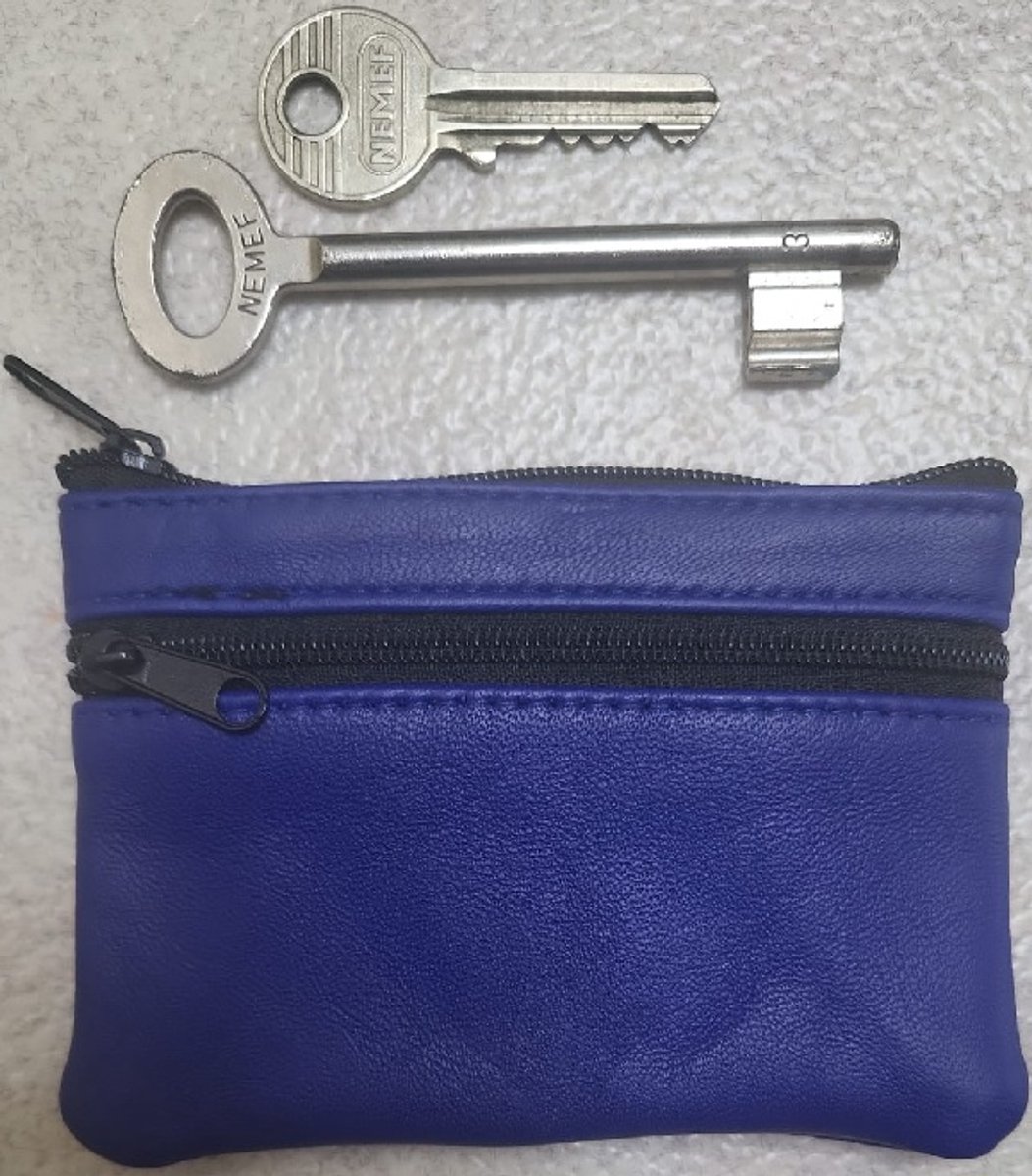 Deze praktische soepel leren sleuteletui komt altijd van pas. Behalve ruimte voor sleutels zijn er vakjes voor bijv. muntgeld, bonnetjes of pasjes waardoor deze etui ook als kleine portemonnee kan worden gebruikt. Voor uzelf of Bestel Een Cadeau.