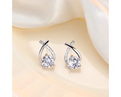 Sjika - Zilveren Dames Oorknopjes met Kristal – Modern Gedraaid Design – Elegant & Chic - Cadeau voor haar