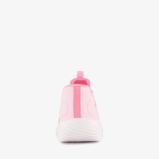 Achterkant van een roze Skechers Slip-ins sneaker met witte zool.