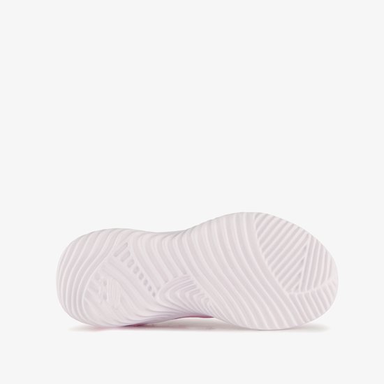 Onderkant van een roze sneaker met wit, golvend profiel.