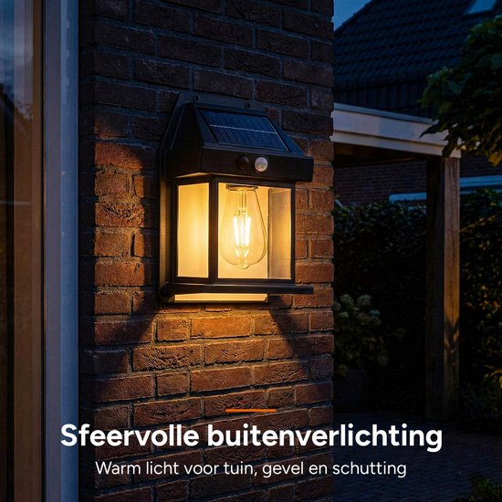 Zwarte solar buitenlamp met glazen kap en LED-lamp, sfeervol verlicht tegen een bakstenen muur.