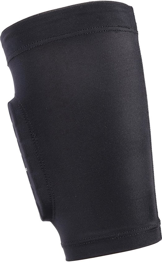 Zwarte scheenbeschermer sleeve, zijkant zichtbaar, met ingebouwde pad en antislip rand.