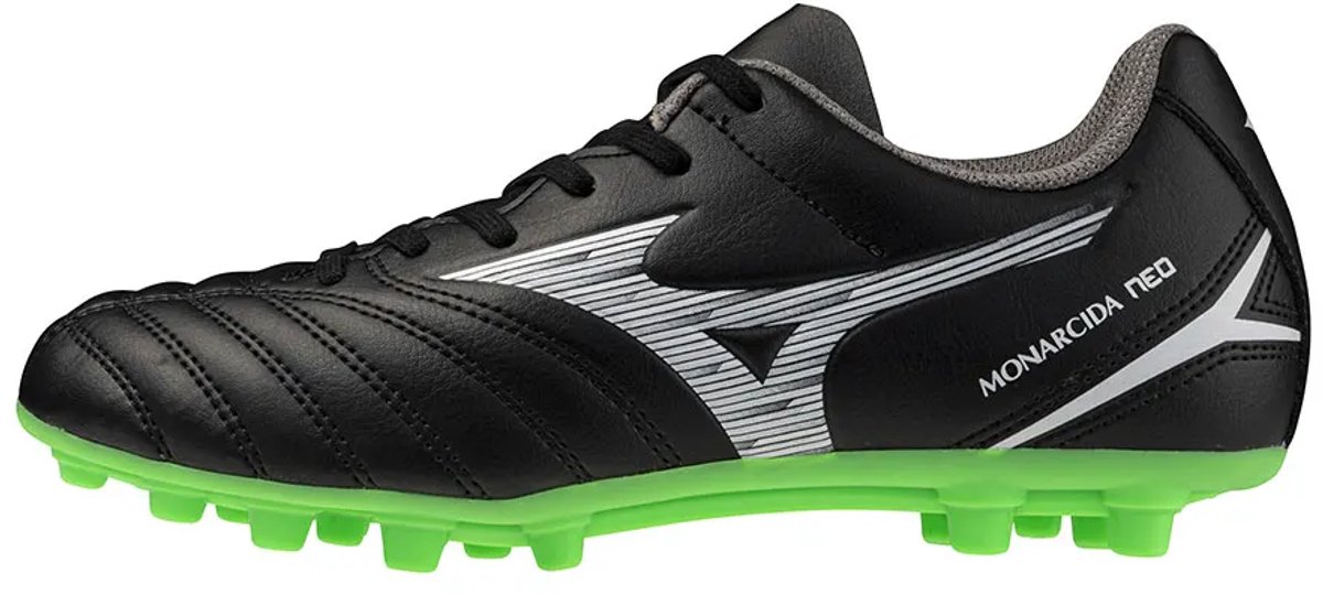 Zwarte Mizuno Monarcida Neo III Select AG voetbalschoenen met groene noppen, ontworpen voor junior spelers op kunstgras.