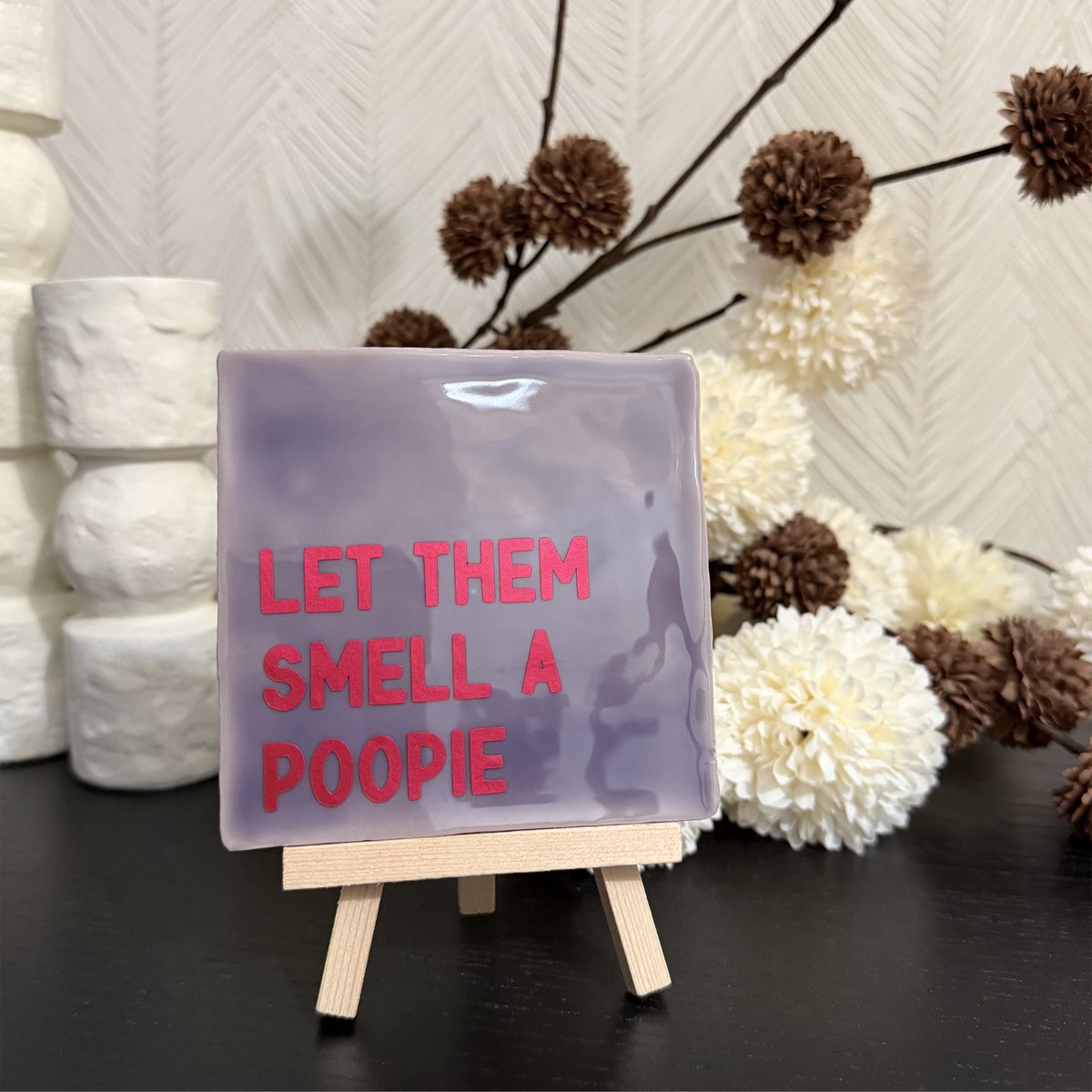 Hartjespost Tegeltje Let them smell a poopie, paars, roze | tegeltjes met tekst | spreuktegel | tegeltjeswijsheden | liefde | Cadeau | Housewarming | Grappig | Succes Cadeau Examen | Toilet Tegeltje | 10x10