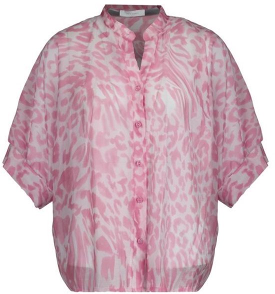 Blouse ample à manches courtes et amples, avec un imprimé léopard all-over rose et blanc. La blouse a un col montant et une fermeture boutonnée.