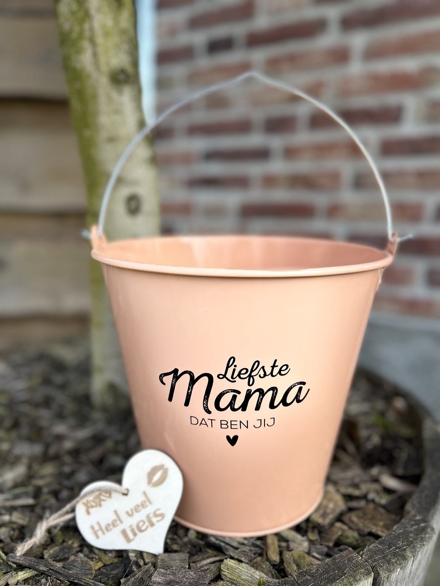 Creaties van Hier – Cadeau emmer Mama met houten hartje - 24 cm – zink – decoratie