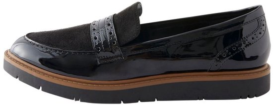 Zijaanzicht van een zwarte lakloafer met suède details, brogue-afwerking en dikke zool.