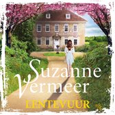 Vrouw in blauw-wit jurkje loopt op pad naar groot huis, omringd door bloeiende bomen. Titel: Lentevuur.