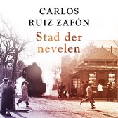 Boekomslag van 'Stad der nevelen' door Carlos Ruiz Zafón. Een zwart-witfoto van een stoomtrein bij een station in de mist met mensen op het perron.