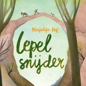 Boekcover van "Lepel snijder" door Marjolijn Hof met illustraties van een ezel, jongen en hond op een brug, omringd door bomen.