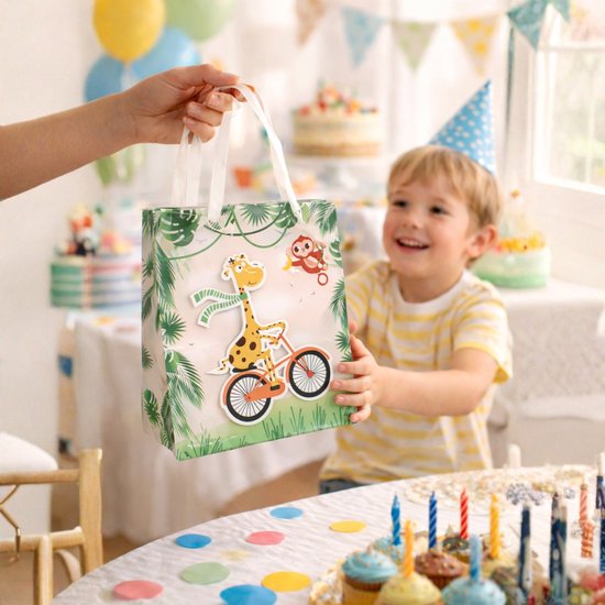 Cadeautas met een giraf op een fiets en een aap met een banaan, omringd door tropische bladeren.