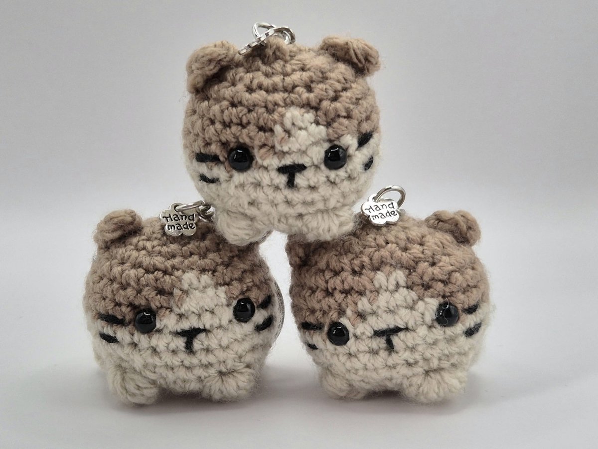 GoedeDoelenShop| Sleutelhanger Gehaakte Kat Sascha | Amigurumi | Tashanger | Handgemaakt | Uniek | Kattenhanger | Poezenhanger | Cadeautip
