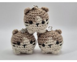 GoedeDoelenShop| Sleutelhanger Gehaakte Kat Sascha | Amigurumi | Tashanger | Handgemaakt | Uniek | Kattenhanger | Poezenhanger | Cadeautip